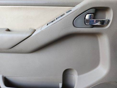 Used 2014 Nissan Frontier SL image 22