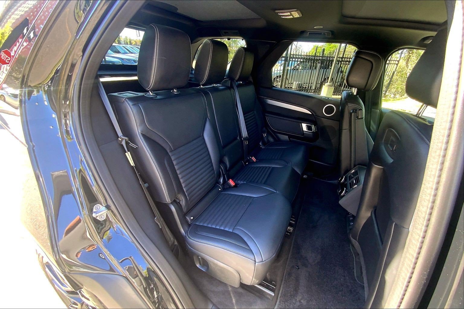 Certified 2025 Land Rover Discovery Dynamic SE AWD/4WD image 19