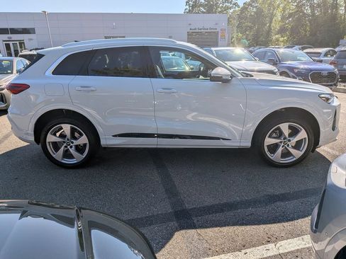 Used 2025 Audi Q5 Premium Plus w/ Premium Plus AWD/4WD image 2