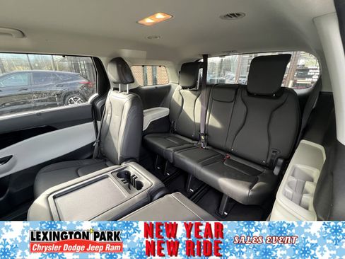 Used 2024 Kia Carnival EX image 13