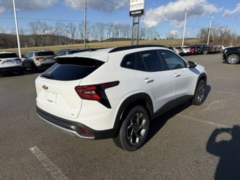 New 2026 Chevrolet Trax LT w/ Driver Confidence Package image 5