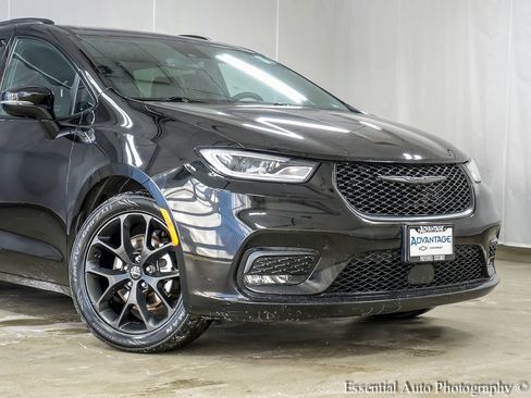 Used 2025 Chrysler Pacifica Limited image 3