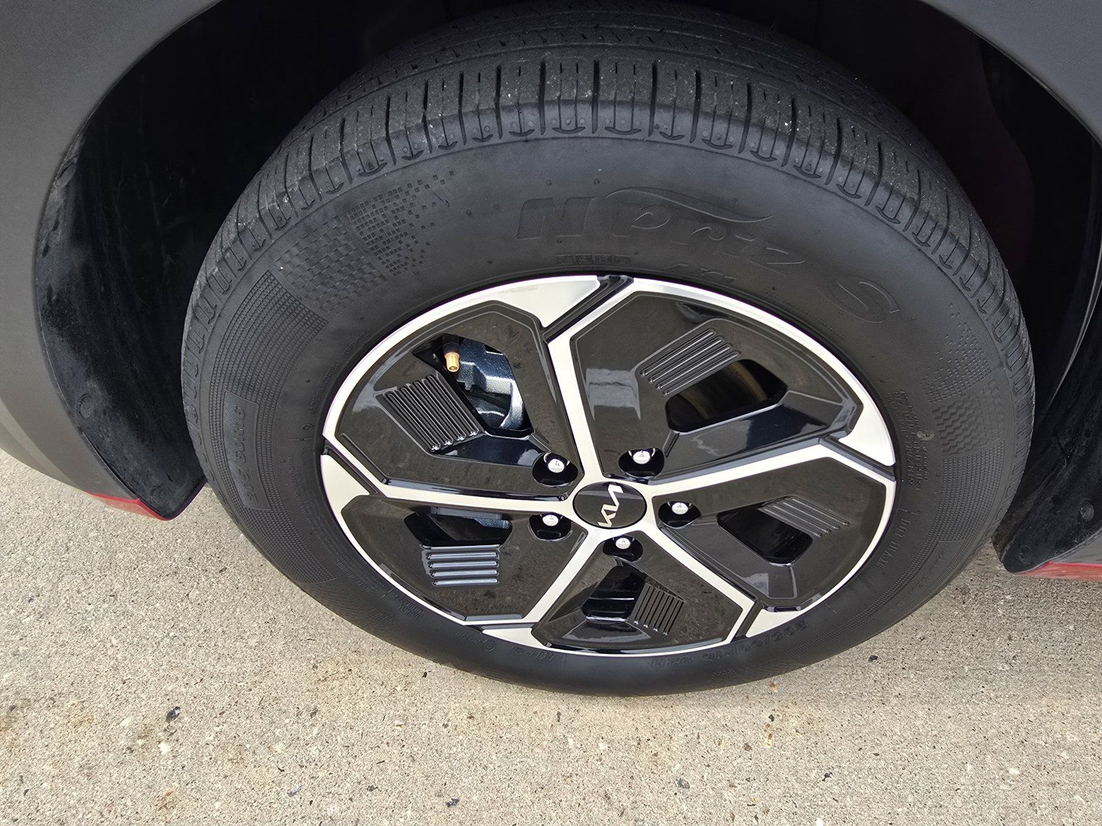 Used 2025 Kia Niro LX FWD image 9