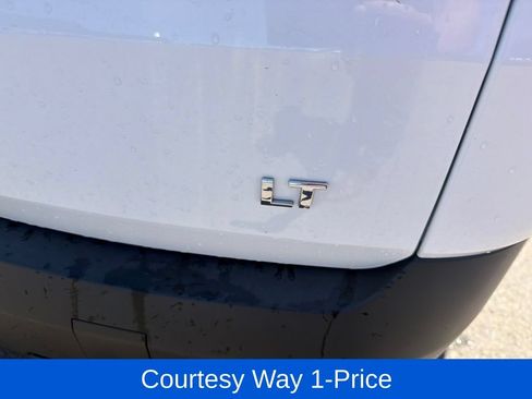 Used 2023 Chevrolet Traverse LT FWD image 5
