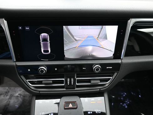 Certified 2025 Porsche Macan AWD/4WD image 19
