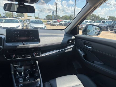 Used 2026 Nissan Rogue SL FWD image 34