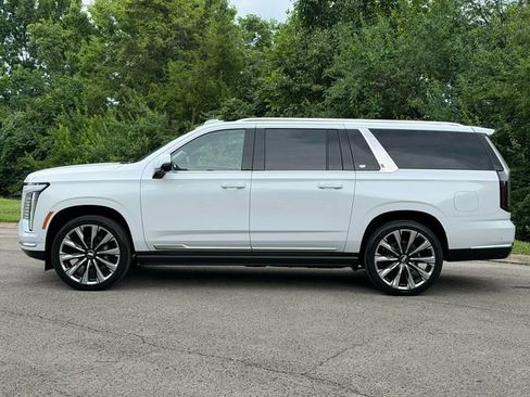 Used 2026 Cadillac Escalade ESV Platinum Luxury AWD/4WD image 4