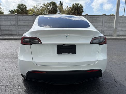Used 2022 Tesla Model Y Long Range image 11