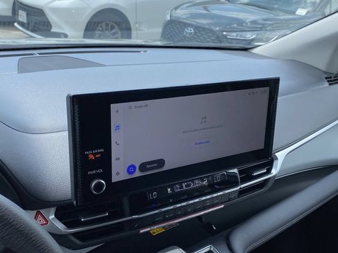 Certified 2026 Toyota Sienna XLE FWD image 8