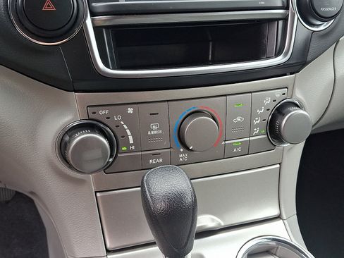 Used 2013 Toyota Highlander Plus AWD/4WD image 16