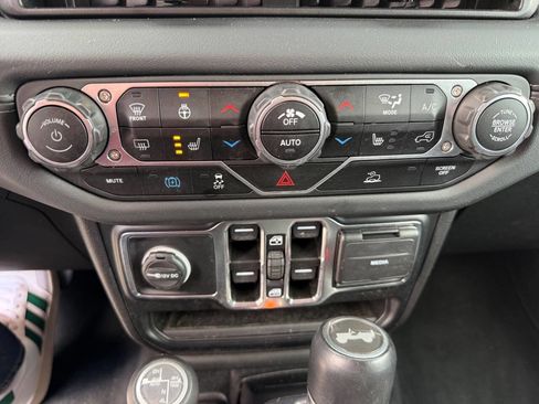 Used 2024 Jeep Wrangler Unlimited Sahara AWD/4WD image 22