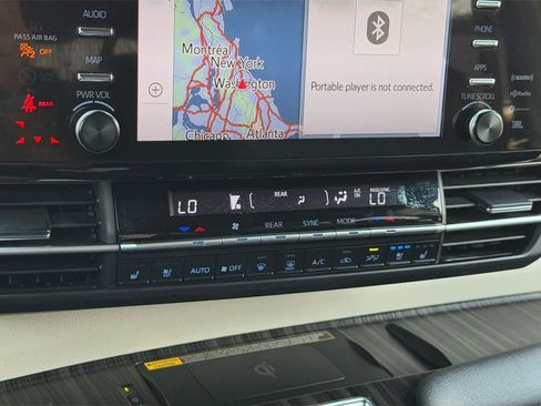 Used 2024 Toyota Sienna Platinum image 22