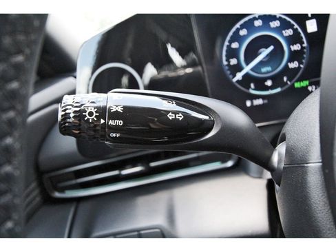 Used 2025 Hyundai Elantra SEL FWD image 17