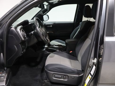 Used 2021 Toyota Tacoma TRD Sport w/ Technology Package image 9