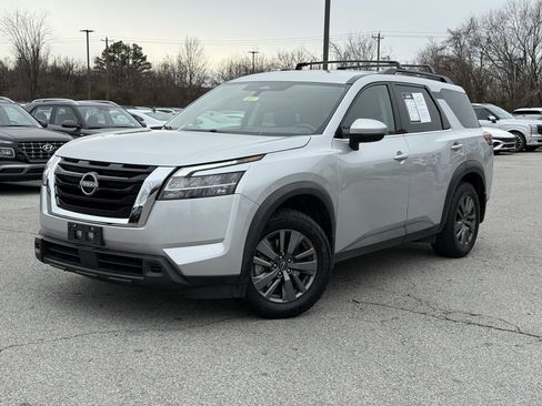 Used 2022 Nissan Pathfinder SV image 3