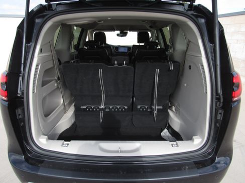 Used 2024 Chrysler Pacifica Touring-L image 13