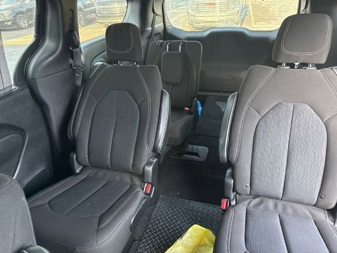 Used 2020 Chrysler Pacifica Touring w/ S Appearance Package image 8