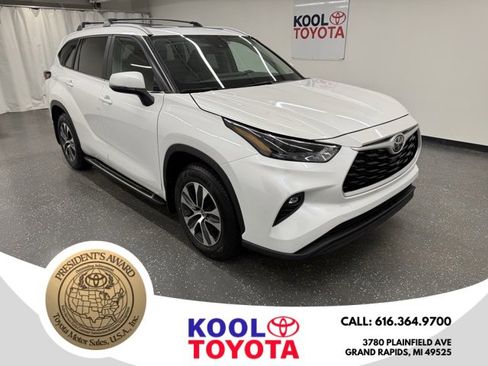Certified 2023 Toyota Highlander XLE image 1