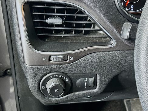 Used 2019 Jeep Cherokee Latitude w/ Popular Appearance Group AWD/4WD image 16