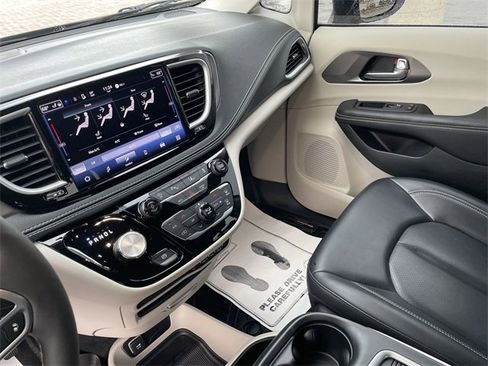 Used 2023 Chrysler Pacifica Touring-L image 14