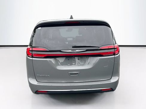 Used 2023 Chrysler Pacifica Touring-L FWD image 9