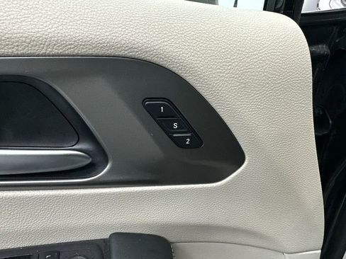 Used 2023 Chrysler Pacifica Touring-L image 12