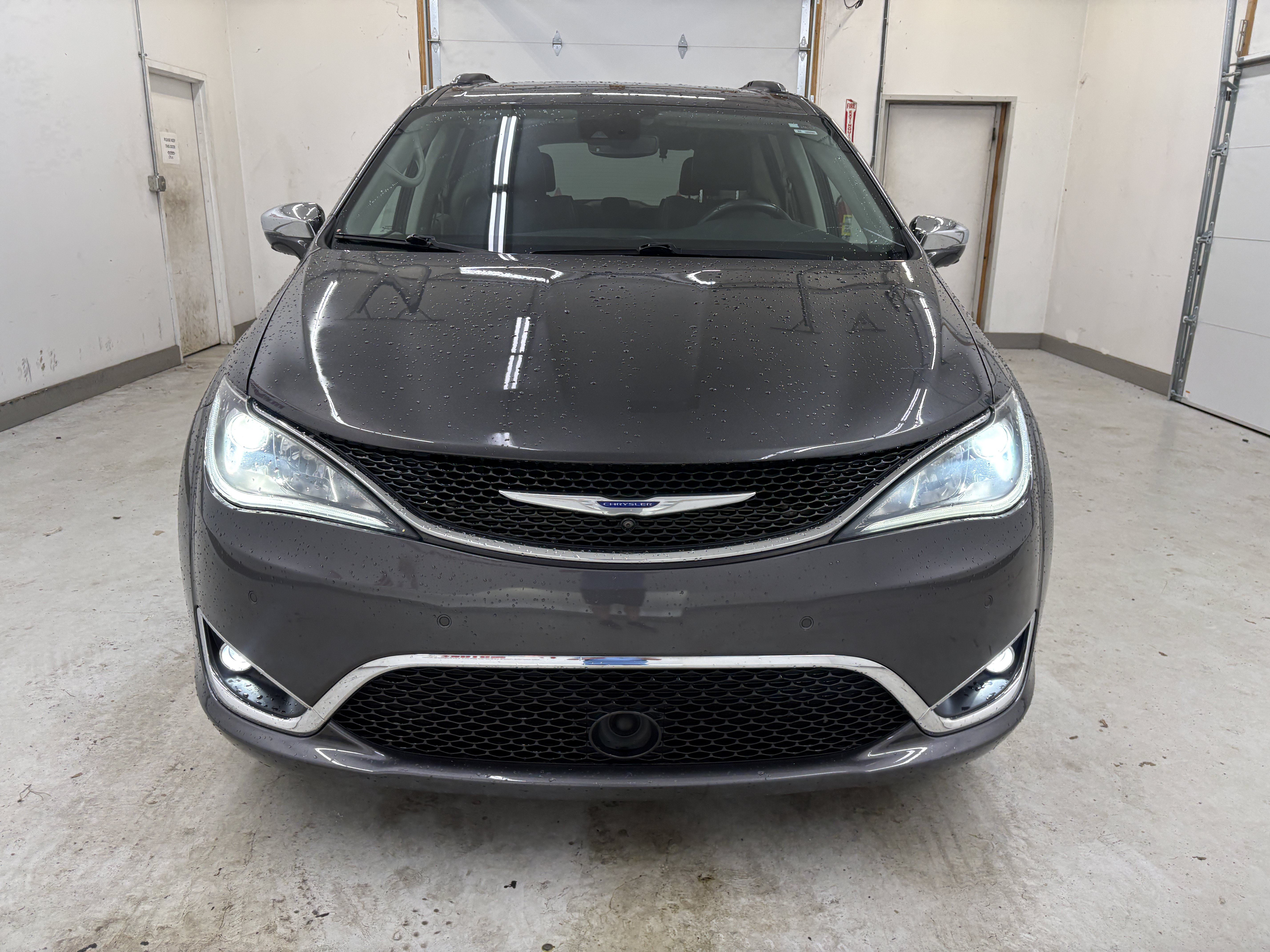 Used 2020 Chrysler Pacifica Limited w/ Advanced Safetytec Group FWD image 6