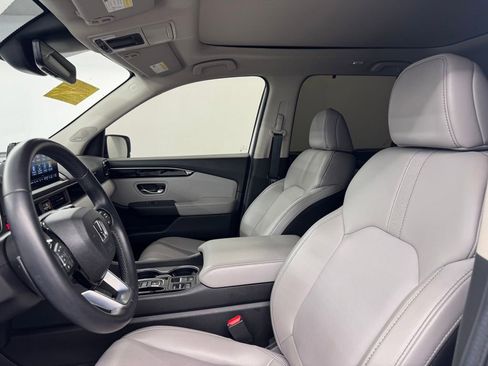 Used 2025 Honda Pilot Touring image 9