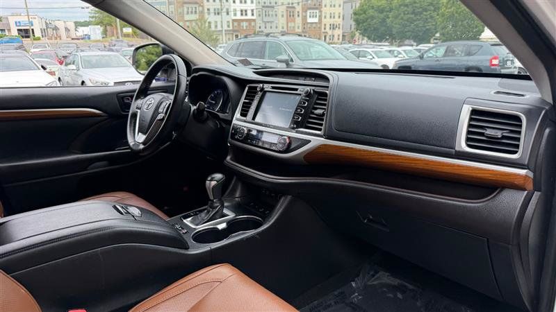 Used 2019 Toyota Highlander Limited AWD/4WD image 16
