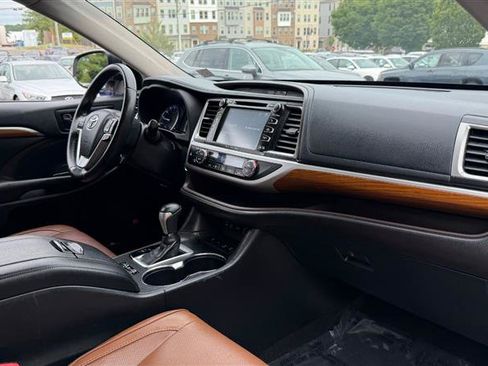Used 2019 Toyota Highlander Limited AWD/4WD image 16