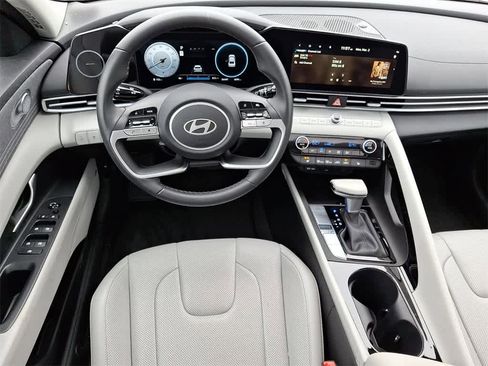 Used 2025 Hyundai Elantra Limited image 10