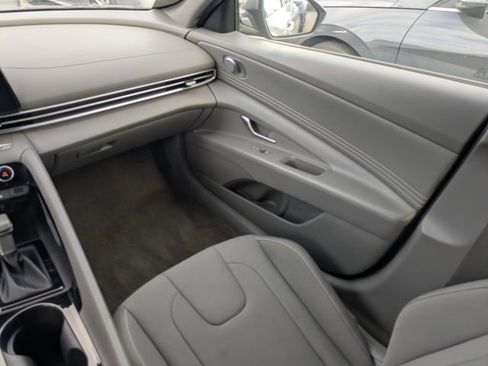 Used 2025 Hyundai Elantra SEL image 15