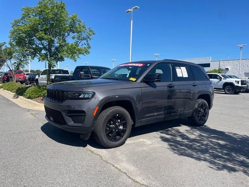 Used 2025 Jeep Grand Cherokee Altitude AWD/4WD image 3