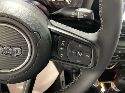 Used 2025 Jeep Gladiator Sport image 19