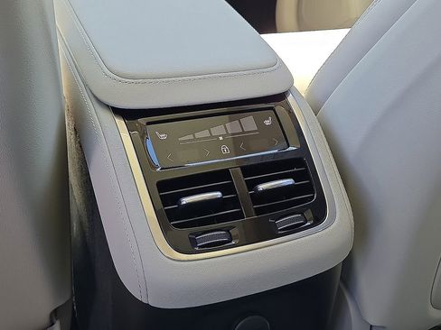 New 2026 Volvo XC90 T8 Ultra w/ Protection Package Premier AWD/4WD image 16