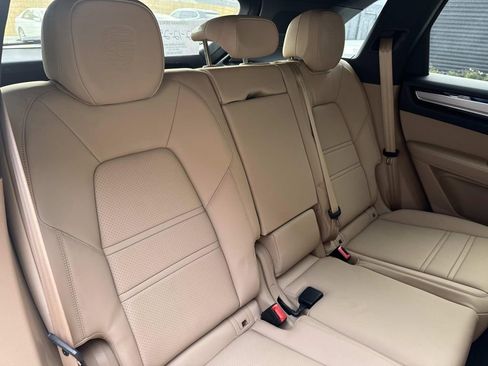 Used 2022 Porsche Cayenne Platinum Edition image 13