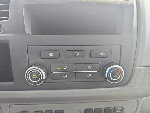 Used 2020 Nissan NV 3500 SL w/ Back Door Glass Package image 22