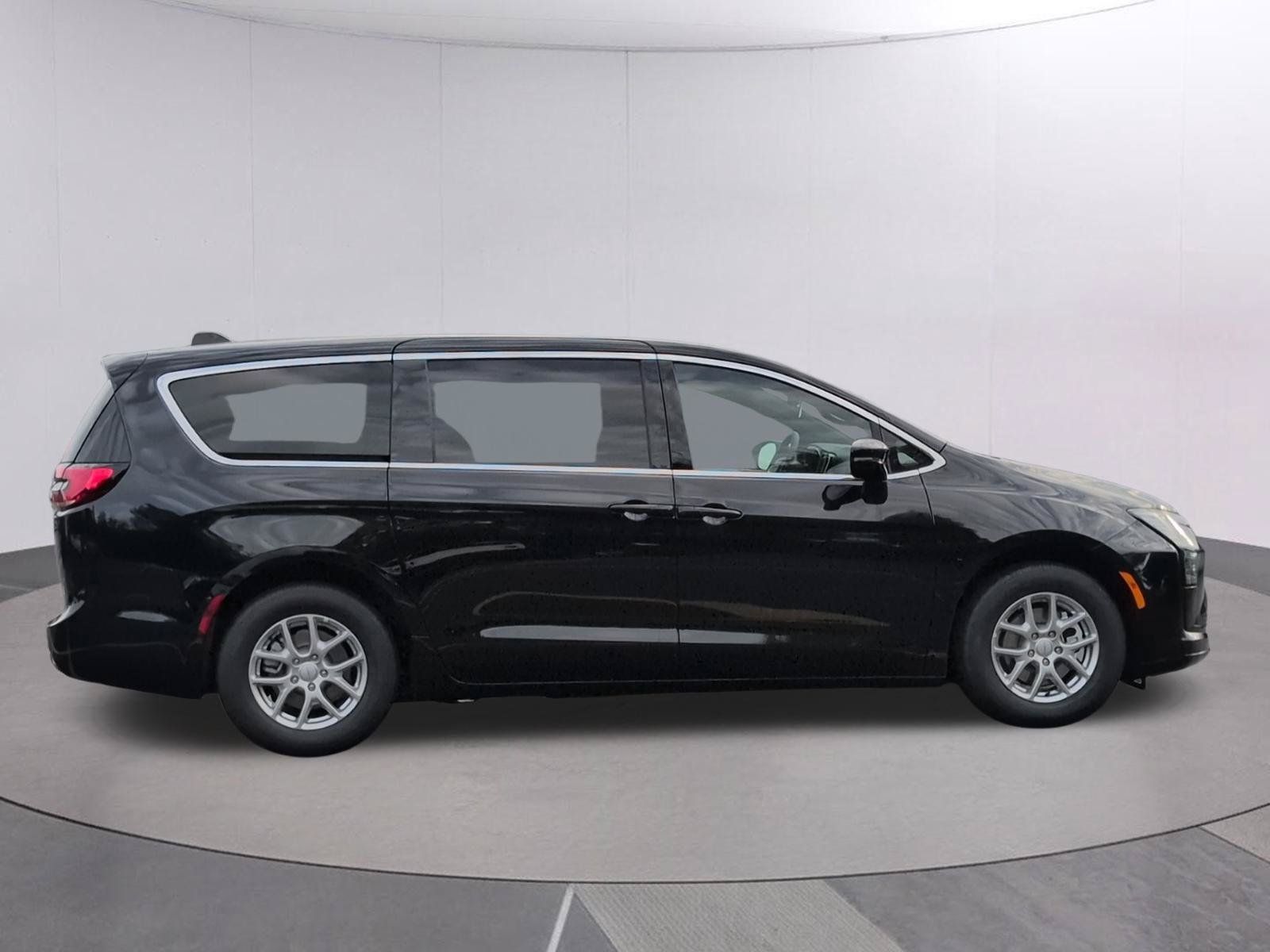 New 2027 Chrysler Pacifica Select FWD image 8