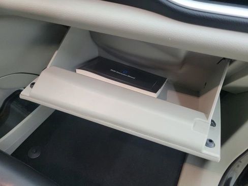 Used 2023 Chrysler Pacifica Touring-L image 14