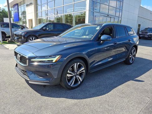 Certified 2023 Volvo V60 B5 Cross Country Plus image 3