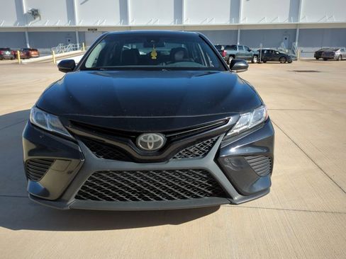 Used 2018 Toyota Camry SE w/ Moonroof Package image 2