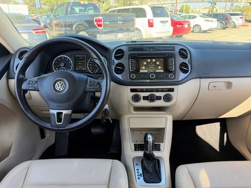 Used 2013 Volkswagen Tiguan SE image 16