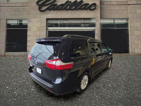 Used 2017 Toyota Sienna XLE Premium FWD image 5