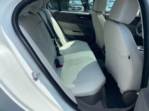 Used 2018 Jaguar XE Premium image 19