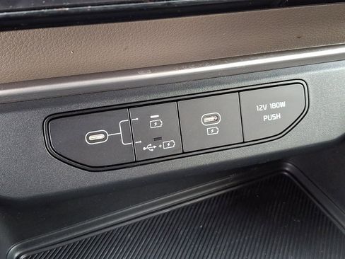 Used 2025 Kia Carnival image 24