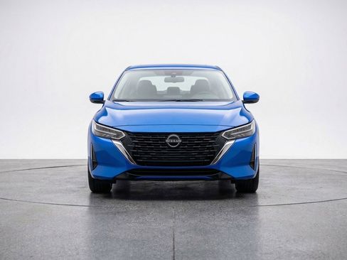 Used 2025 Nissan Sentra SV image 2