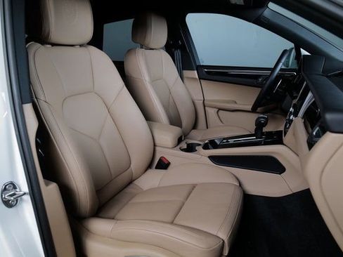 Certified 2026 Porsche Macan image 11