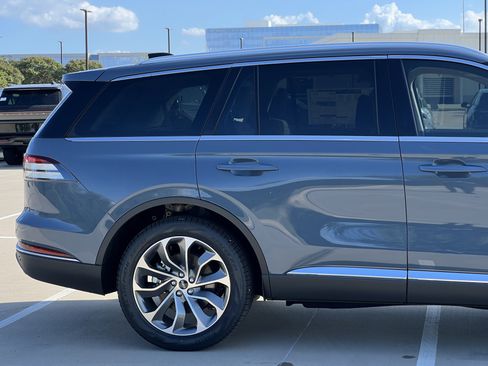 New 2025 Lincoln Aviator Reserve w/ Luxury Package image 11