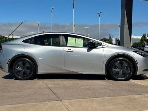 Certified 2023 Toyota Prius LE FWD image 3