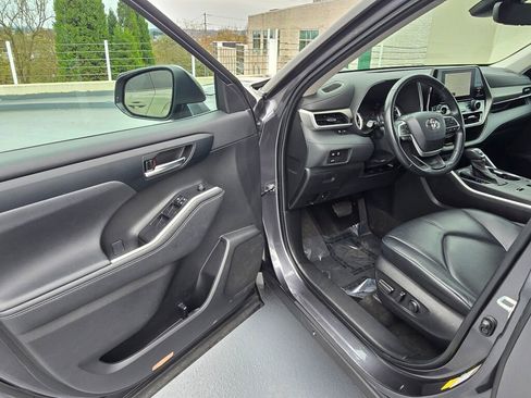 Used 2023 Toyota Highlander XLE FWD image 21